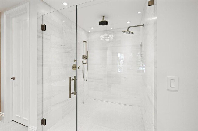 Building Photo - 1313 E Lake Dr