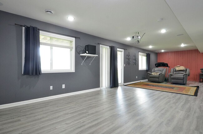 Building Photo - 5729 Meridian Way NE