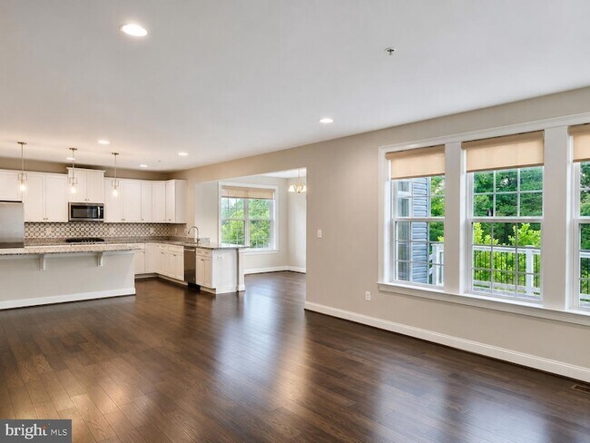 Building Photo - 3348 Burton Dr