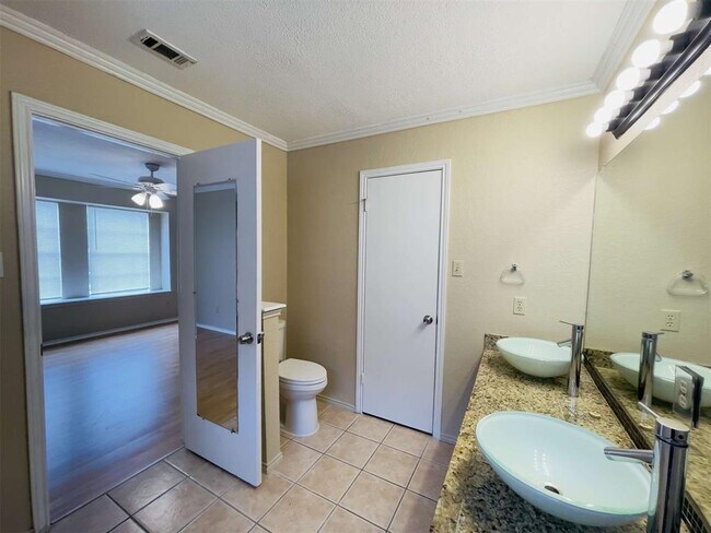 Building Photo - 8701 Cretys Cove