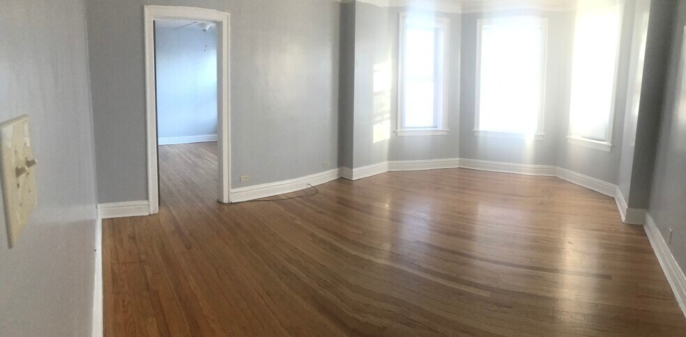 Living room - 5201 N Latrobe Ave