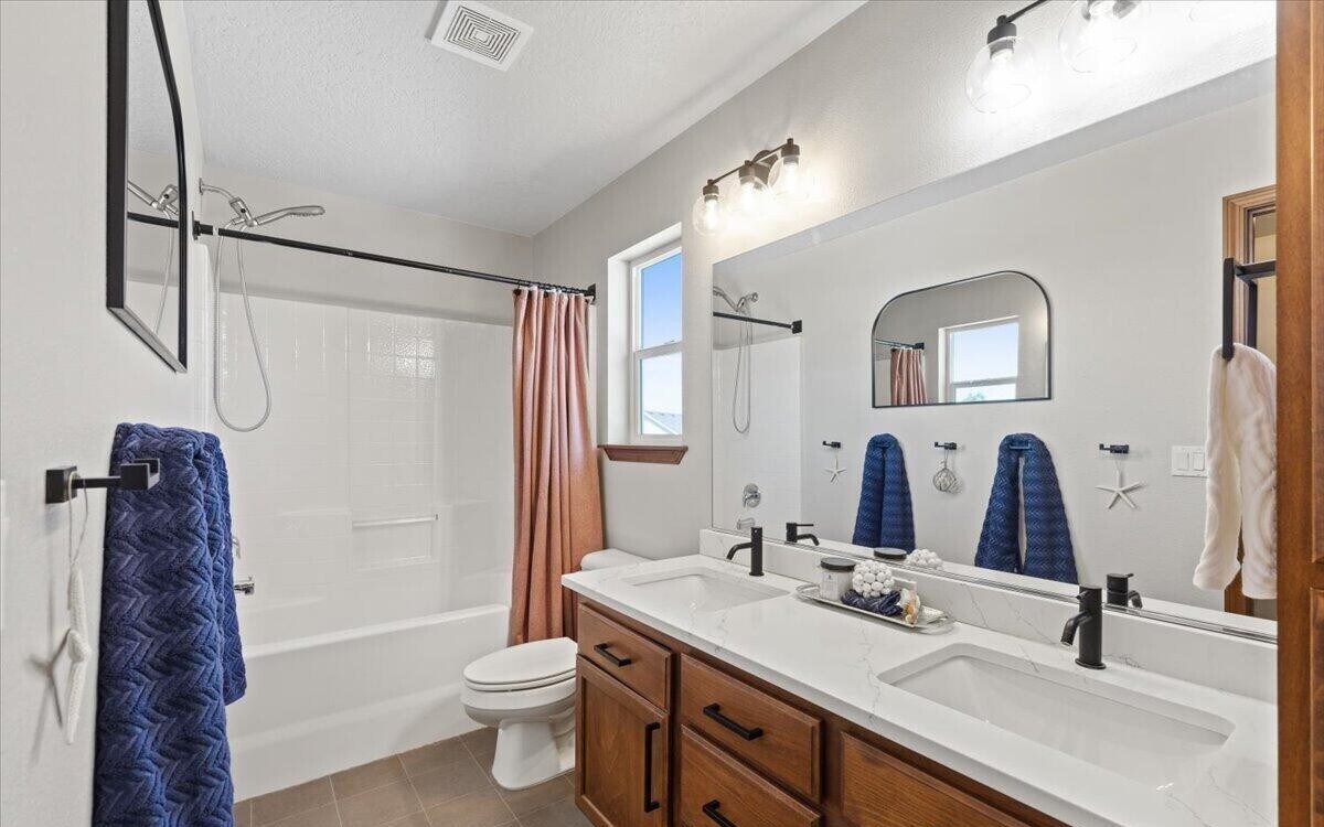 Upstairs Bath - 3040 W Dumont Dr