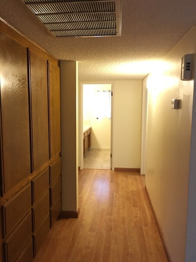 Building Photo - POOL!  Nice 3+2.5 Southwest Bakersfield - Laurelglen Area