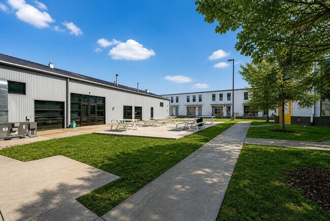 Building Photo - 400 Herron Dr