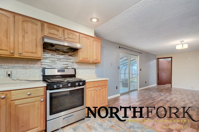 Building Photo - Conveniently located Nampa home. First mon...