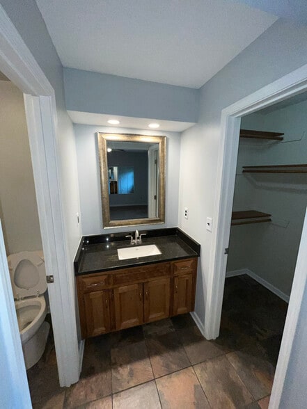 Building Photo - 1433 SW Highland Dr