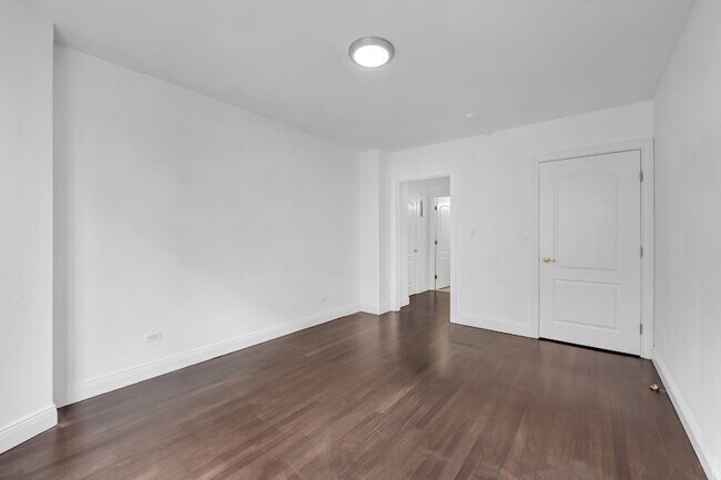 Building Photo - 155 W 70th St