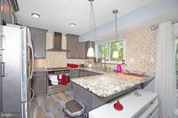 Building Photo - 12611 Valleywood Dr