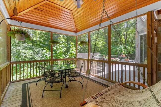Building Photo - Luxurious 5-Bed Sanctuary with Scenic View...