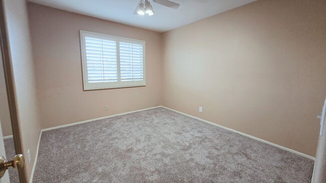 Building Photo - Charming Tustin Haven Available in October!
