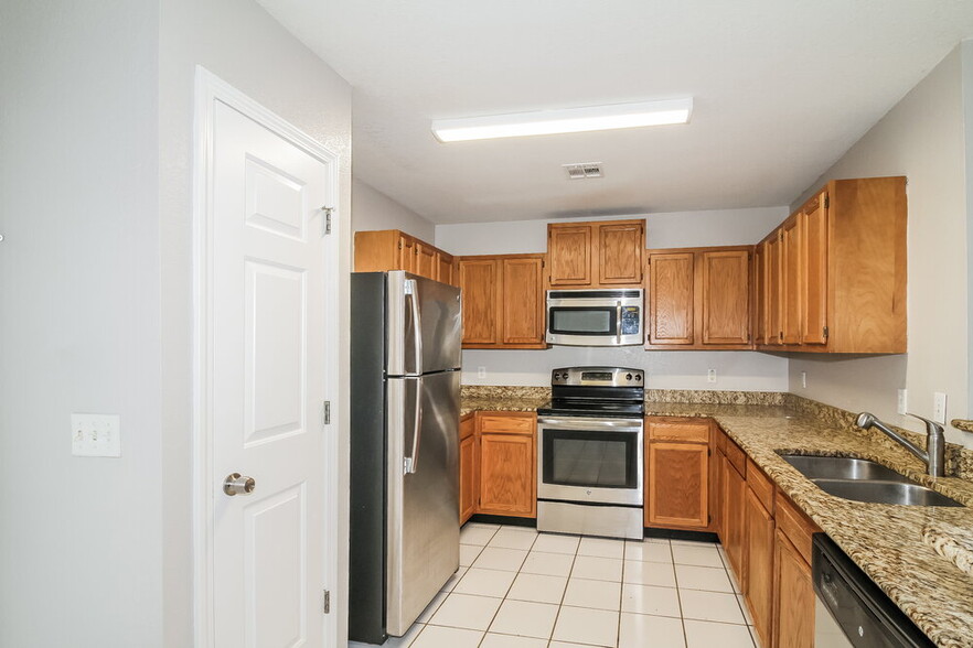 Building Photo - 1024 Pinecrest St