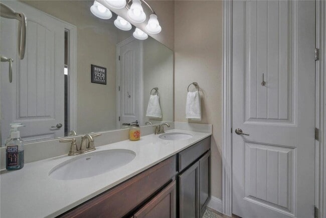 Building Photo - 19800 Moorlynch Ave