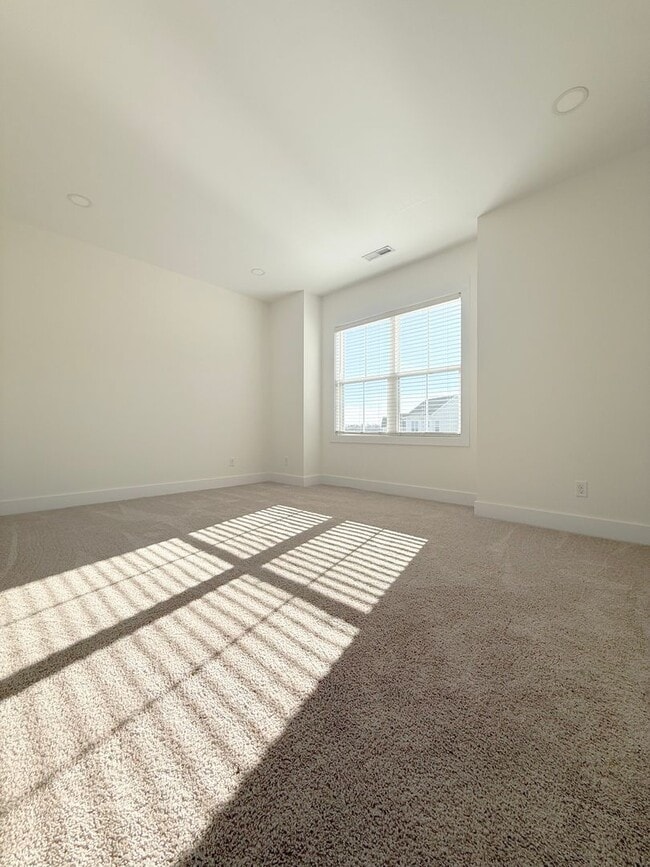 Building Photo - 2-Bedroom with Flex Room, Pool, and Pickleball Court in Cookeville