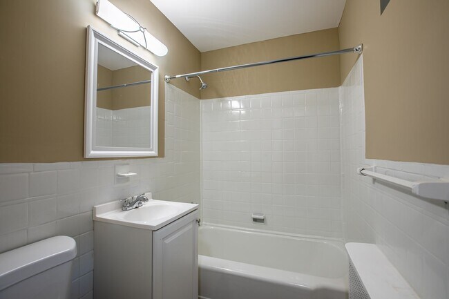 Building Photo - Charming 3 BR/3 BA Semi-Detached Home in F...