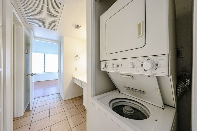 Building Photo - Centrally located and affordable in Woodla...