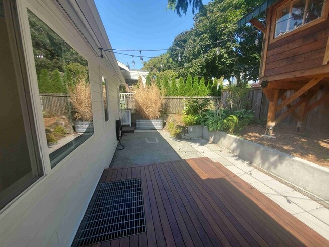 Building Photo - Prime Wallingford location 4 bed, 3 bath w...