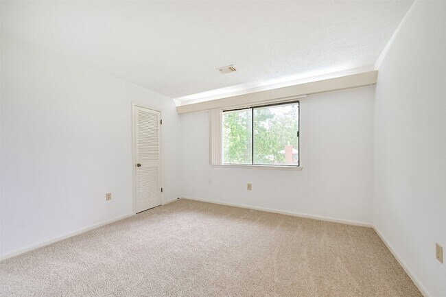 Building Photo - 16040 Dunes Dr
