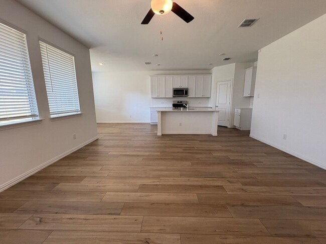 Building Photo - Cute Newer 3-2-2 Princeton!