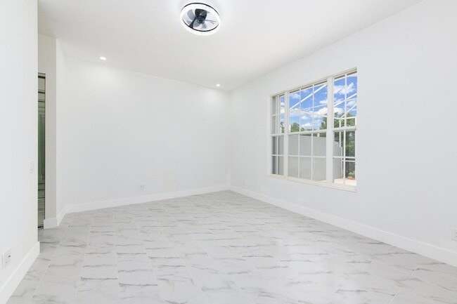 Building Photo - 249 NW Bentley Cir