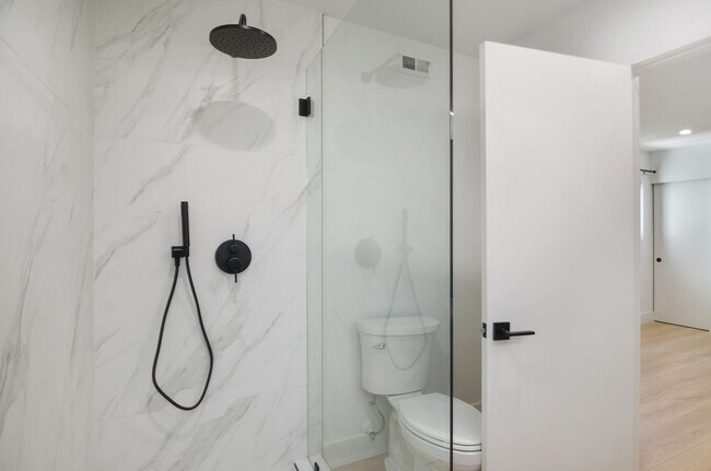 Building Photo - Lantern District Duplex!