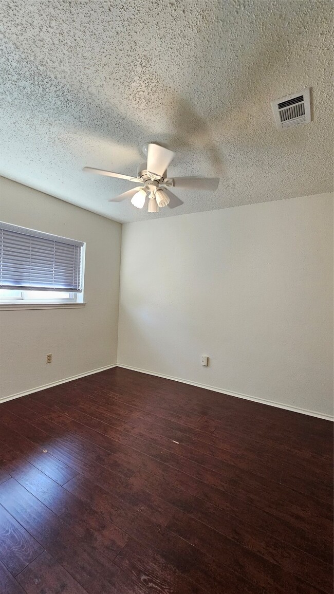 Building Photo - 543 Oakdale Dr