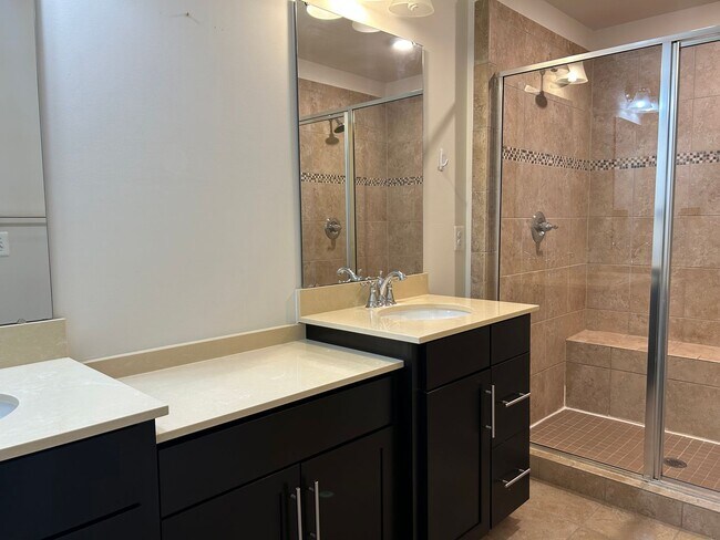 Building Photo - 4 level townhome in Westmoore ready for mo...
