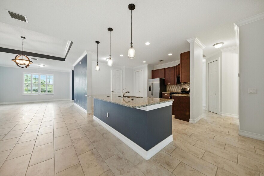 Building Photo - 6060 NW Cullen Way