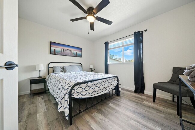 Building Photo - Adorable 2/1.5 with private back yard, ful...