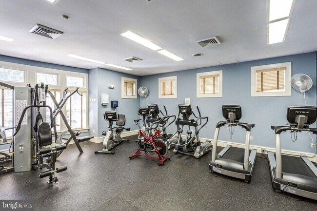 Building Photo - 1984 Crescent Park Dr