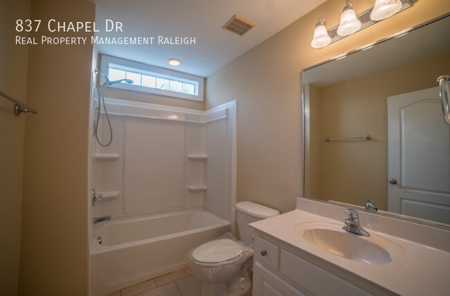 Building Photo - 837 Chapel Dr