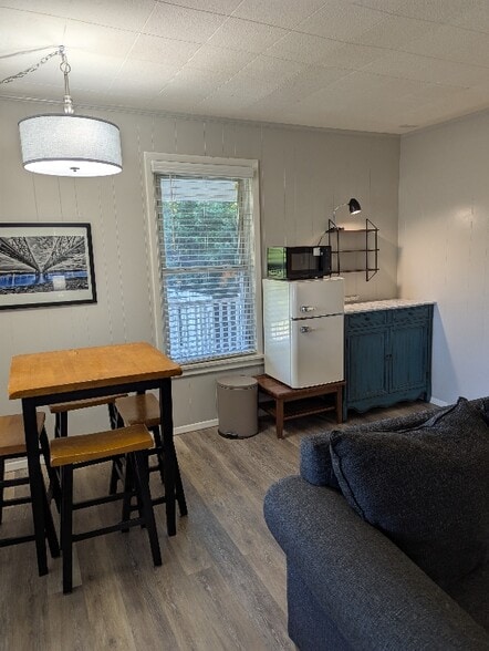 Primary Photo - 6 E Glade St