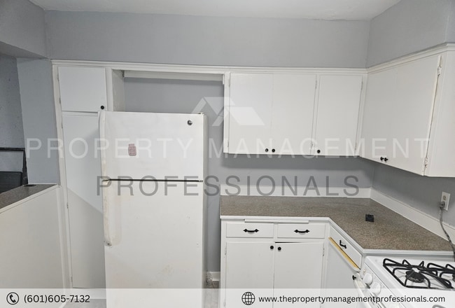 Building Photo - 2871 Fairhill Dr