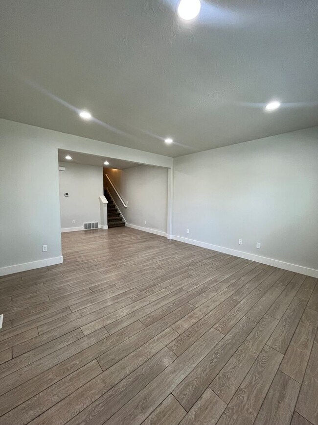 Building Photo - Spacious 3 Bed, 2.5 Bath Townhome in Pleasant Grove