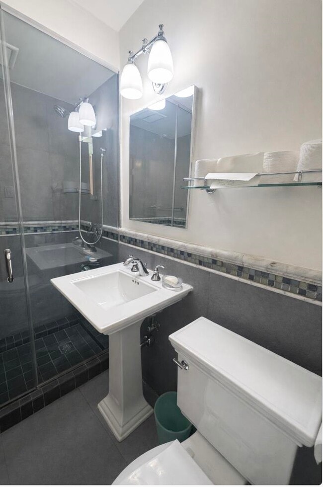 Building Photo - 637 Bloomfield St