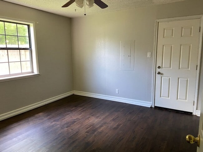 Building Photo - 1107 Esma St