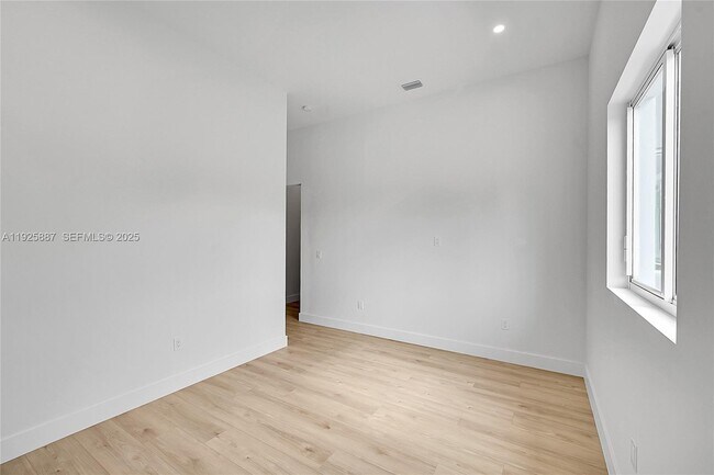 Building Photo - 2931 SW 12th Ave