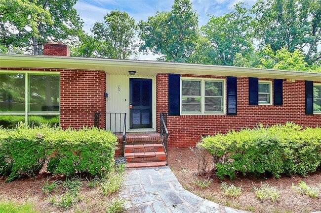 Building Photo - 207 Oak Dr