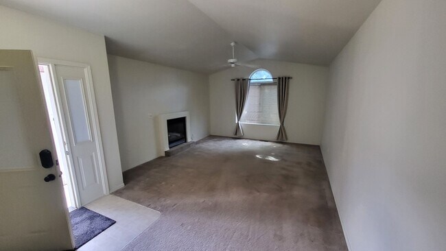 Building Photo - 562 NE Negus Loop