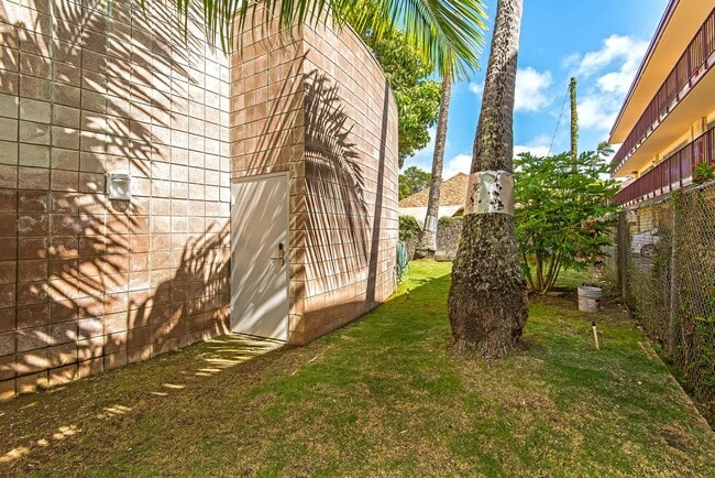 Building Photo - For Rent: 1-Bedroom Condo in Waikiki (24th...