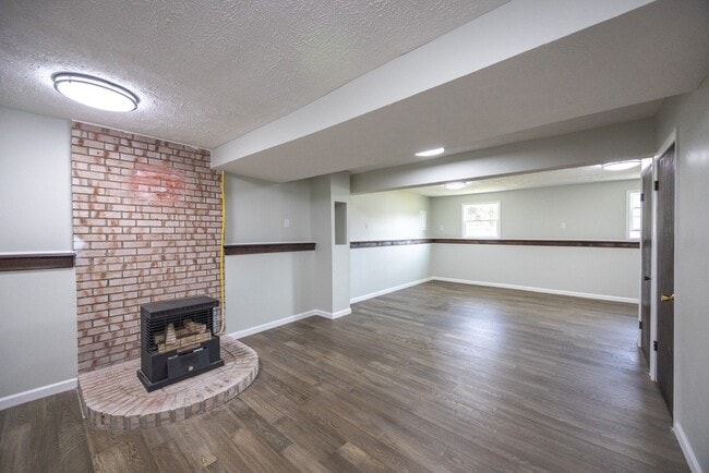 Building Photo - 202 Spring Tree Ln