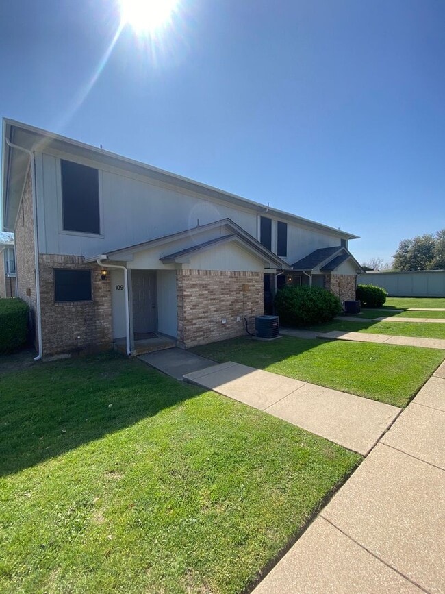 Building Photo - 111 Vista Way