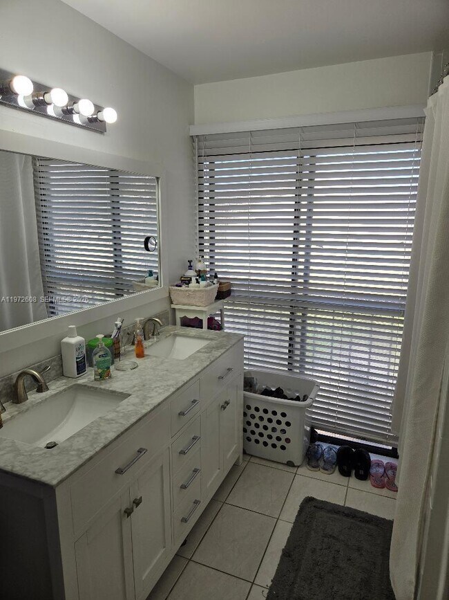 Building Photo - 4916 Sheridan St