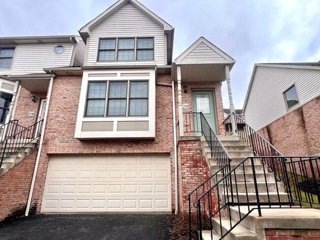 Building Photo - Beautiful Townhome - 3 bedroom 2.5 bath - Must see!