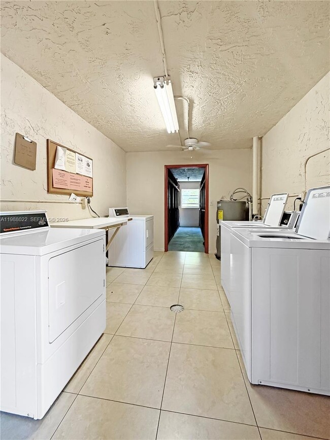 Building Photo - 1030 Country Club Dr