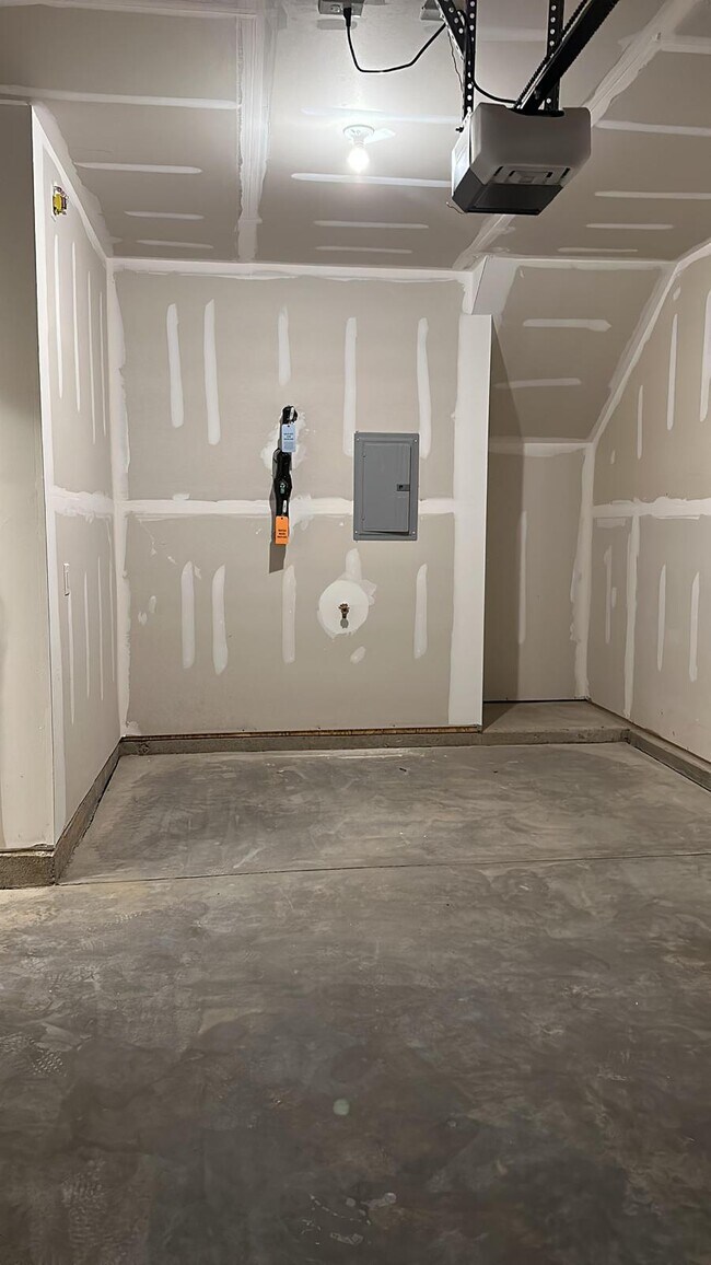 Building Photo - 897 Falls Grove Trl