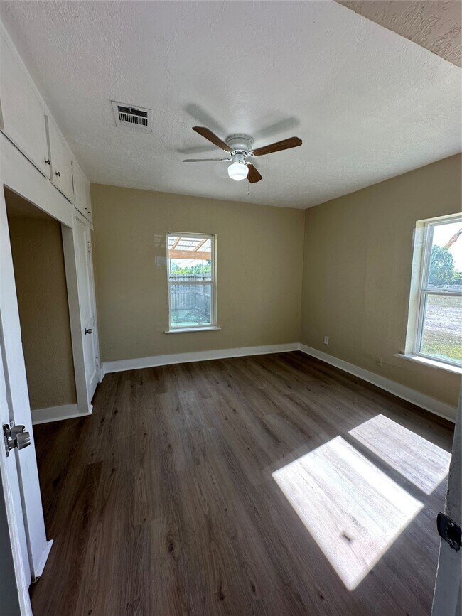 Building Photo - 1411 Miles St