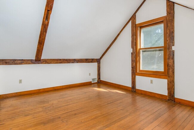 Building Photo - 294 Pleasant St