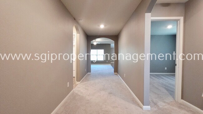 Building Photo - 942 Primrose Dr
