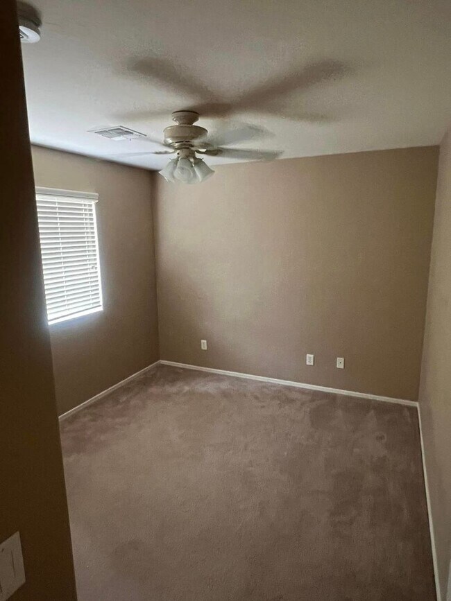 Building Photo - 4-bedroom and loft in the Willows with com...