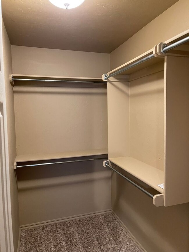 Building Photo - 3 bed room, 2 baths with a 2 car garage fo...